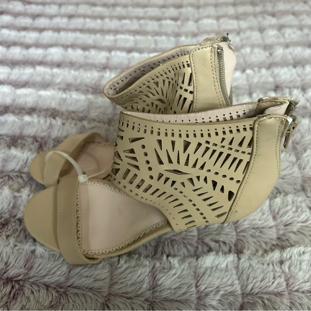 New Madison By Shoe Dazzel
Women High Heels Size 6